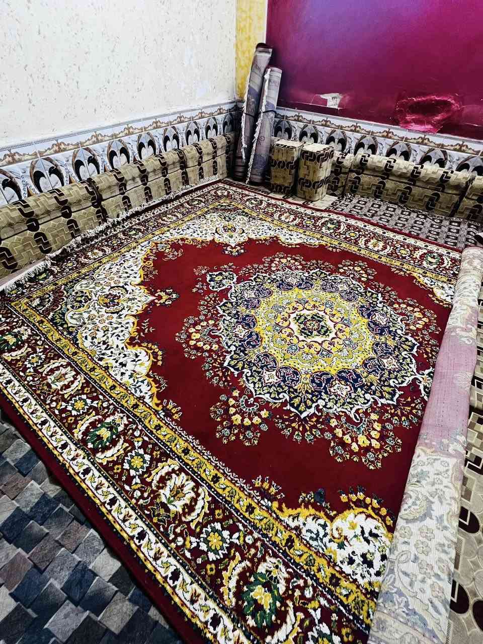 ديوان للبيع سعره 110، التفاصيل بالفيديو👇🏻
والفرشةب40. قياسها 3x4
والمدات الزوج ب30.  قياسها 1x4

المكان - حي اريدو قرب السوق
***********
