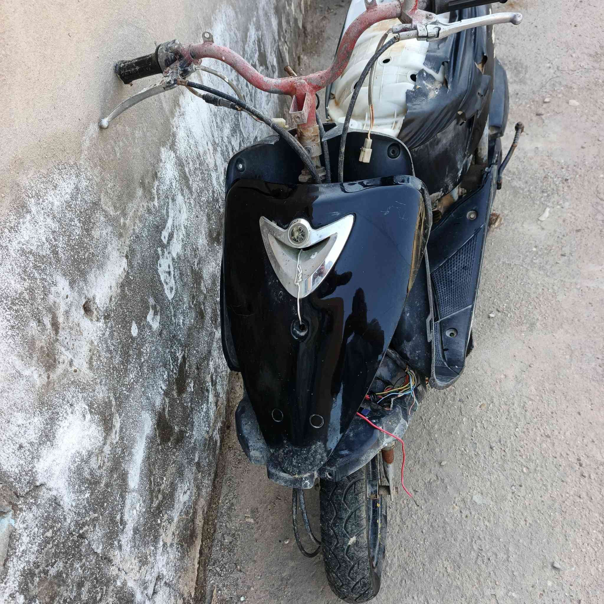 دراجه  نظيفه كابريته جديده تايرات جدد  كلها شغاله  فقط  تانكي البانزين مزروف  ب١٢٥  مكاني قلعت صالح ***********
