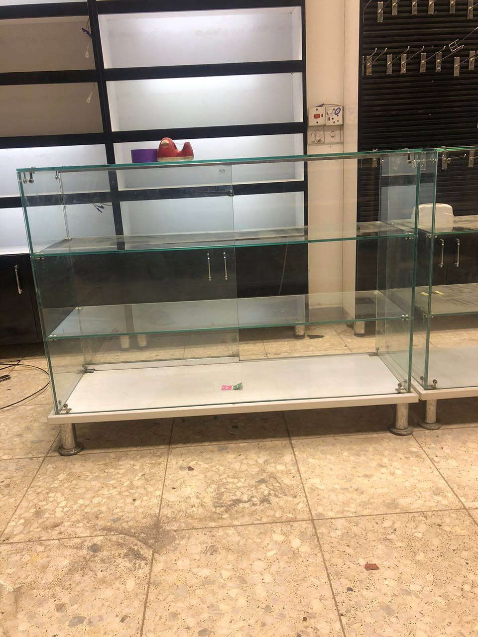 بيع عارضات جداريه عاموديه وبيهن 3 قطع فاترينات جام طرح مستعملة بس نضيفات  للاستفسار الاتصال على الرقم ‭٠٧٧٢ ٩٤٥ ٦٢٢٨‬ المكان واسط العزيزية بغداد, العراق
