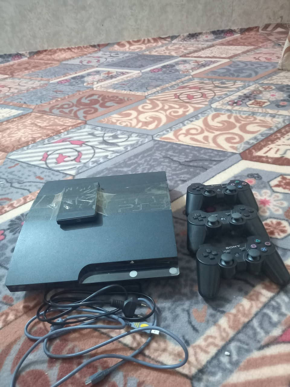 بلي3 سلم مع هارد ٥٠٠ كيكه بي ٥٠ لعبه ويا جوستكات ٣ شغالات جهاز اخو جديد سعره ١٢٥ مكاني الديوانيه شارع الوكفه ***********
