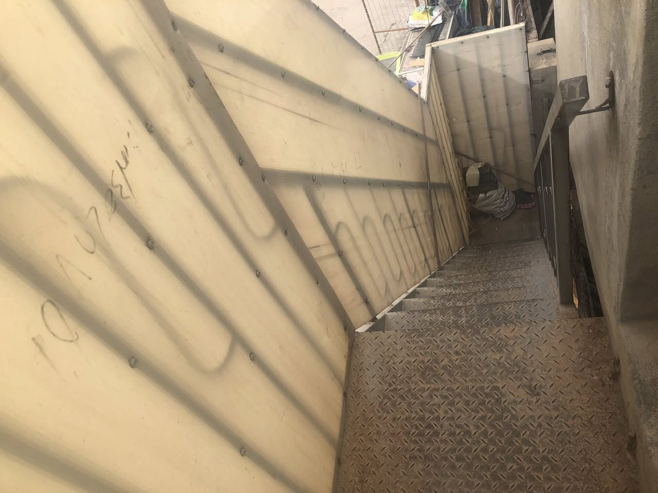 سلام عليكم درج حديد درجة اولى للبيع 14 بايه للاستفسار ***********
