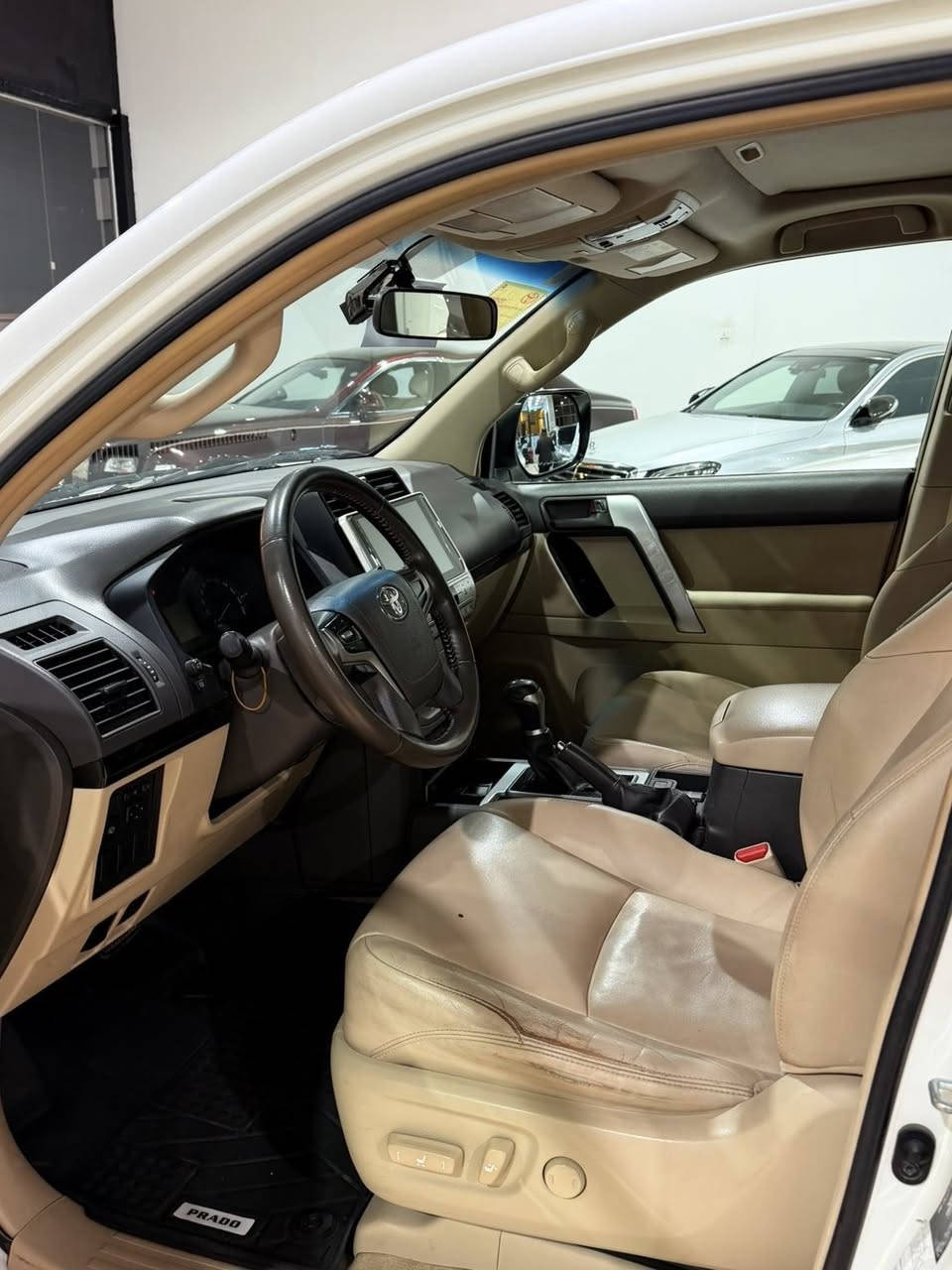 السلام عليكم ورحمة الله وبركاته
للبيع تيوتا برادو SAS

2019📌📌
TXS 📌📌
📌📌رقم بغداد انكليزي 
📌📌داخل بيجي 
📌📌كشنات كهرباء 
📌📌شاشه جبيره 
📌📌بصمه 

**ملاحضى السيارة كفاله عامه عده 6رصاعات زغار 2بل بنيد و4بلقماره 
العنوان معرض النهضى شركة الكرادي 
الهاتف:***********
السعر 43مع المجال والتقدير
