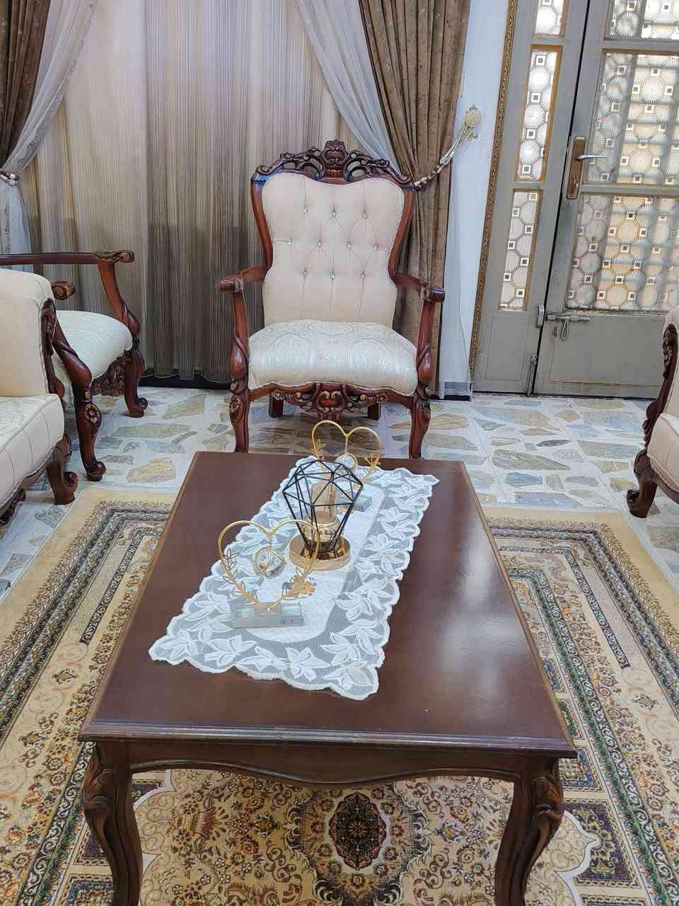 تخم زان ملكي تركي كلش نضيف 10 مقاعد مع طبله وسطيه العنوان مدينه الصدر للاستفسار خاص او الاتصال بالرقم ***********
