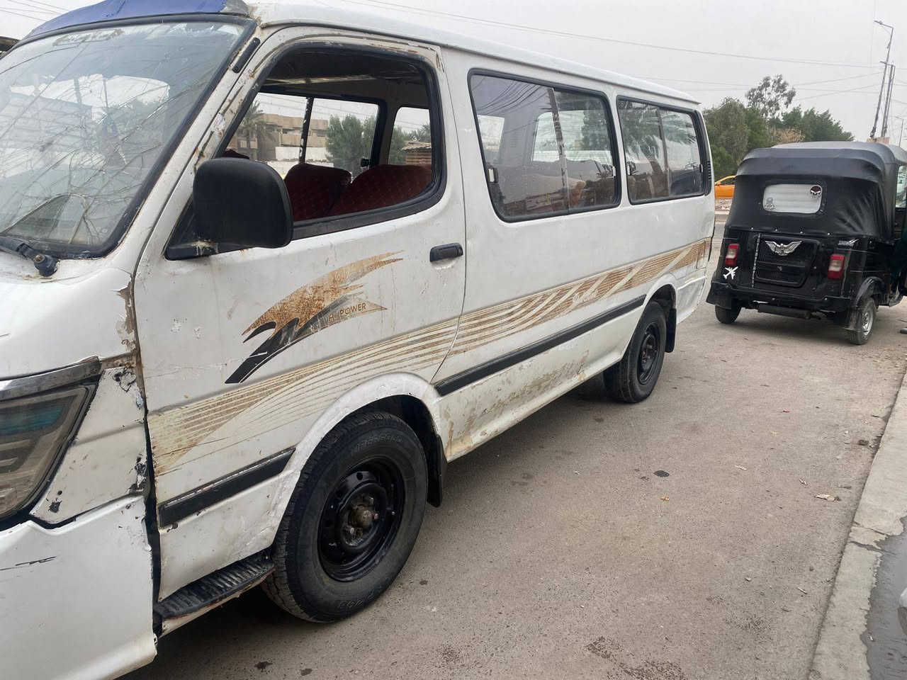 السلام عليكم للبيع سياره جنبي 2010 رقم بغداد احمر سنويه عظم عاج اتكفل سرقه وعشائر فقط  سياره جاهزه مكينه وكير واكسن حداديه وتخم تاير كله جديد السعر 15$وبيها مجال مكان بغداد ***********
