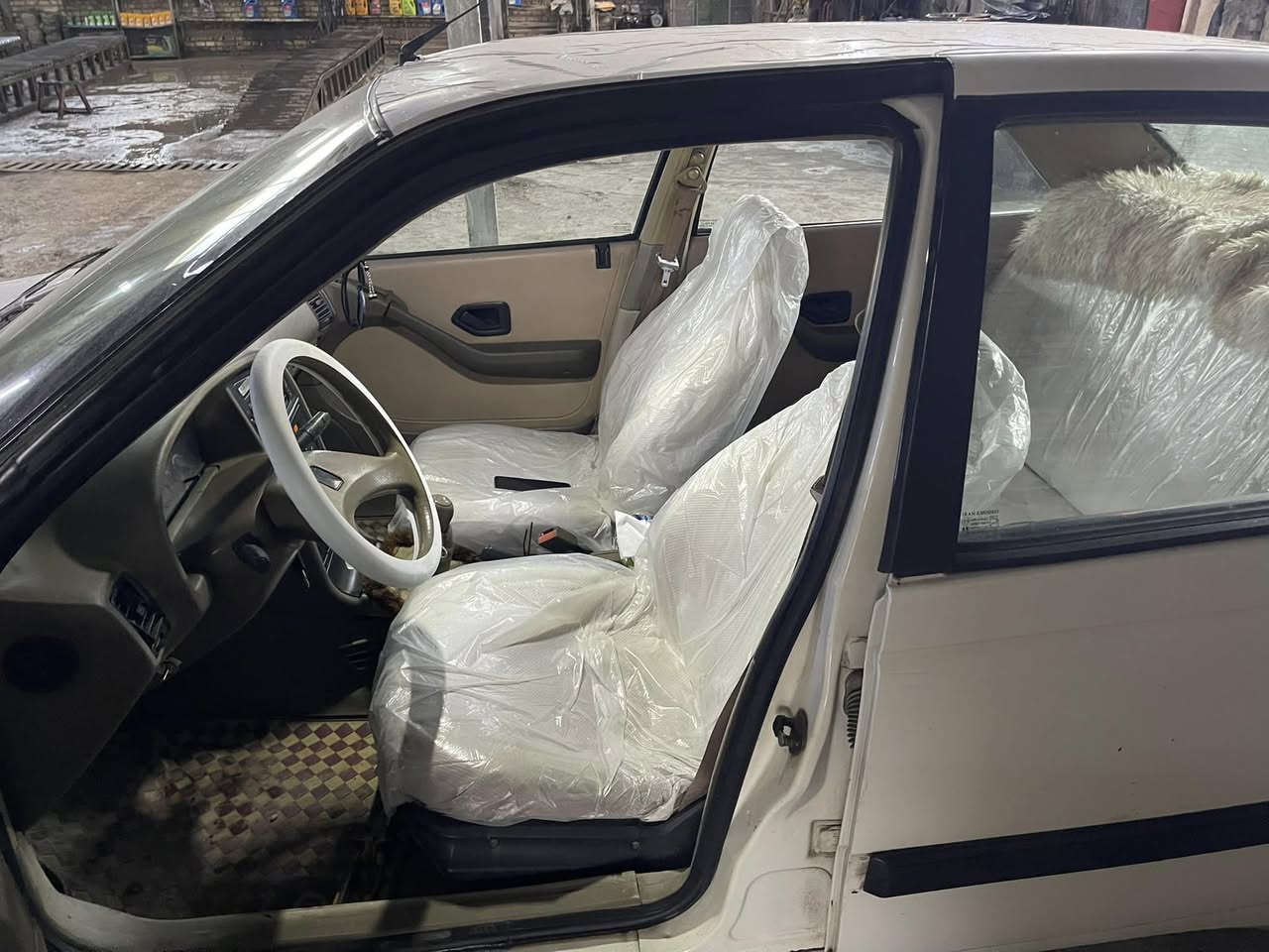 السلام عليكم بيجو 405 مديل 2009  رقم بغداد دولي محرك فرنسي جديد السياره خير من الله ما ناقصه شي تدفئه وتبريد حداديه جديده كهربائيات كله شغاله مكان السياره بغداد حي اور السعر (34$ ) بيه مجال قليل رقم الهاتف ***********
