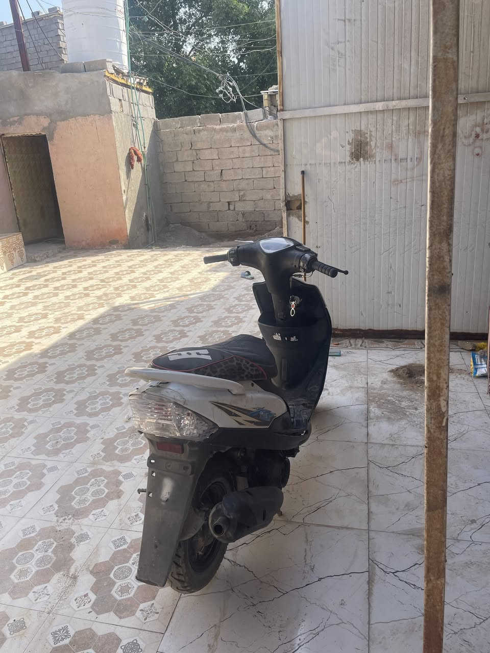 السلام عليكم دراجه ماكس عدله  كهربائيات كلها شغاله دراجه نكره سلف ختم واحد كلها سعرها ٦٥٠وبيها مجال قليل للشراي مكاني ابو الخصيب العوجه قرب مستشفى الصيني ***********
