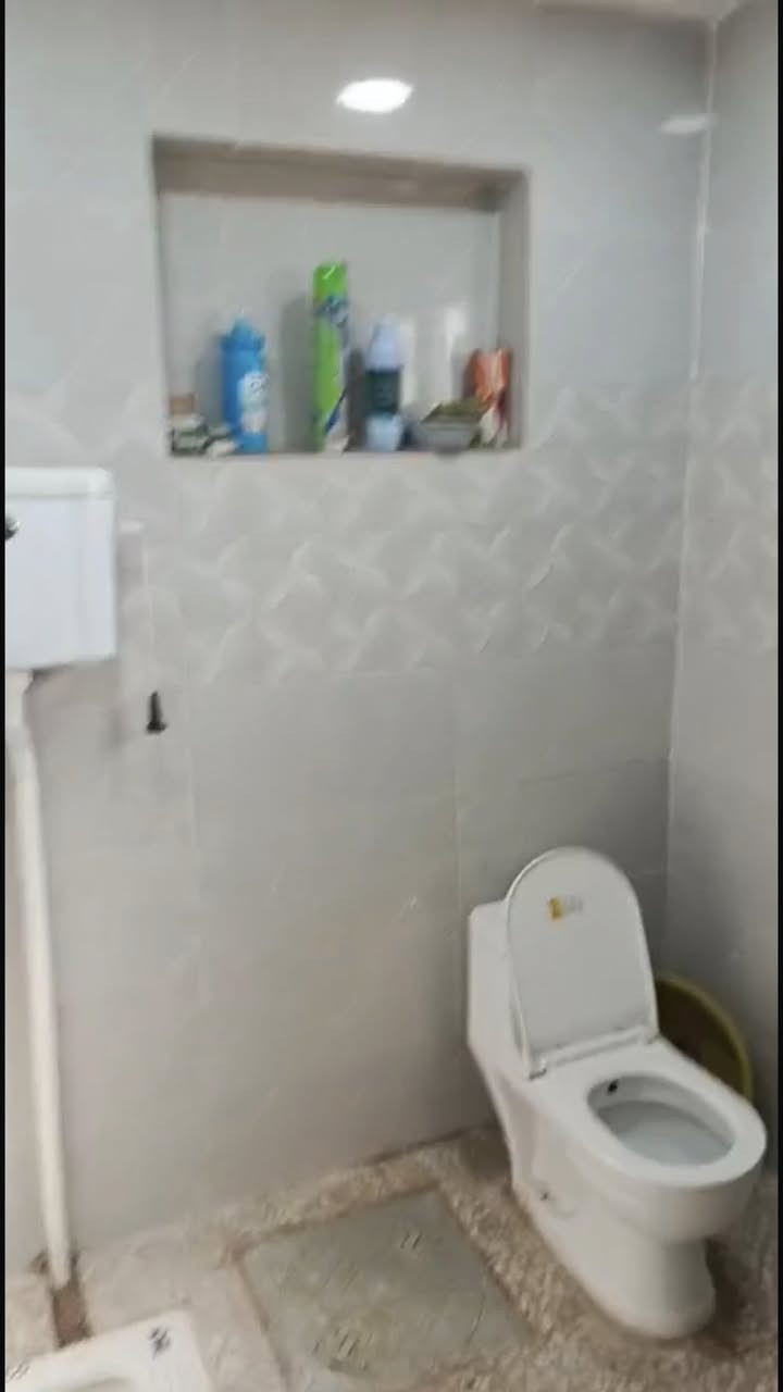 سلام عليكم مزرعة ١٠٠٠ متر سند ٢٥ منطقة البصام قريب الشارع العام متكونه من بيت حديث بناء ٢٠٢٥ وتحتوي على مسبح وغرفة نوم وصالة ومطبخ وهول السعر ٨٥ وبيه مجال بيه منضومة طاقة شمسية وبئر ماء الواجه ٢٢ متر والنزال ٤٨ متر ملاحضة الواقع احلى من الصور وبيه تفاصيل هواي للتواصل على الرقم *********** تكدر تستثمرها شاليه او استراحة
