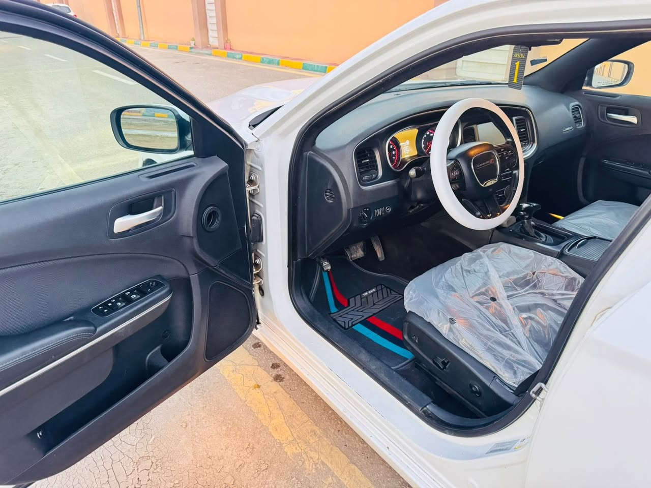 السلام عليكم
جارجر 2016 sxt 
تو  ويل اصل السياره 
كشنات جلد
كشنين كهرباء 
شاشه كبيره 
تبريد ثلج 
حداديه جديده 
تخم تاير 
كير
مكينه كفاله 
رقم بغداد ب اسمي 
جديده وجاهزه مال جناي 
ولا كلوب مشتغل بالدشبول 
صور الحادث مرفقه بالمنشور 
العنوان بابل الشوملي

السعر 162 $ وبيها مجال 

***********
