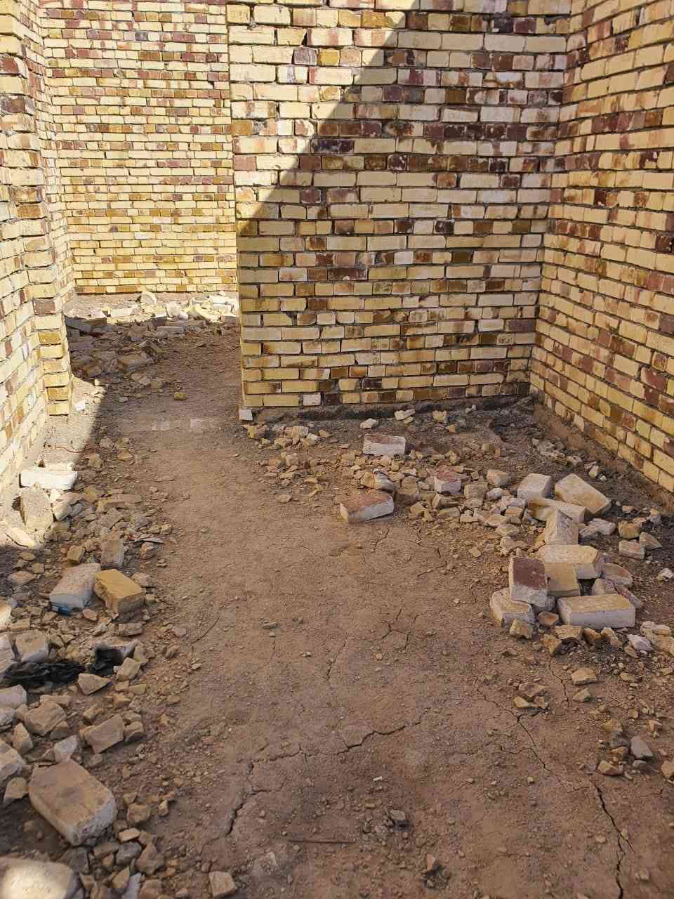 دار للبيع.. المساحه 180 بناء طابوق.. يحتوي.. 2غرف +منور  بين الغرف.+صاله 8×4 +مطبخ حار  وبارد + ستقبال 6.5×4 +صحيات داخليات وخارجيات.. المكان خلف المستشفي مباشرا بشارع رحيم ال كسار... السعر خاص. ‏‪0783 780 5549‬‏
