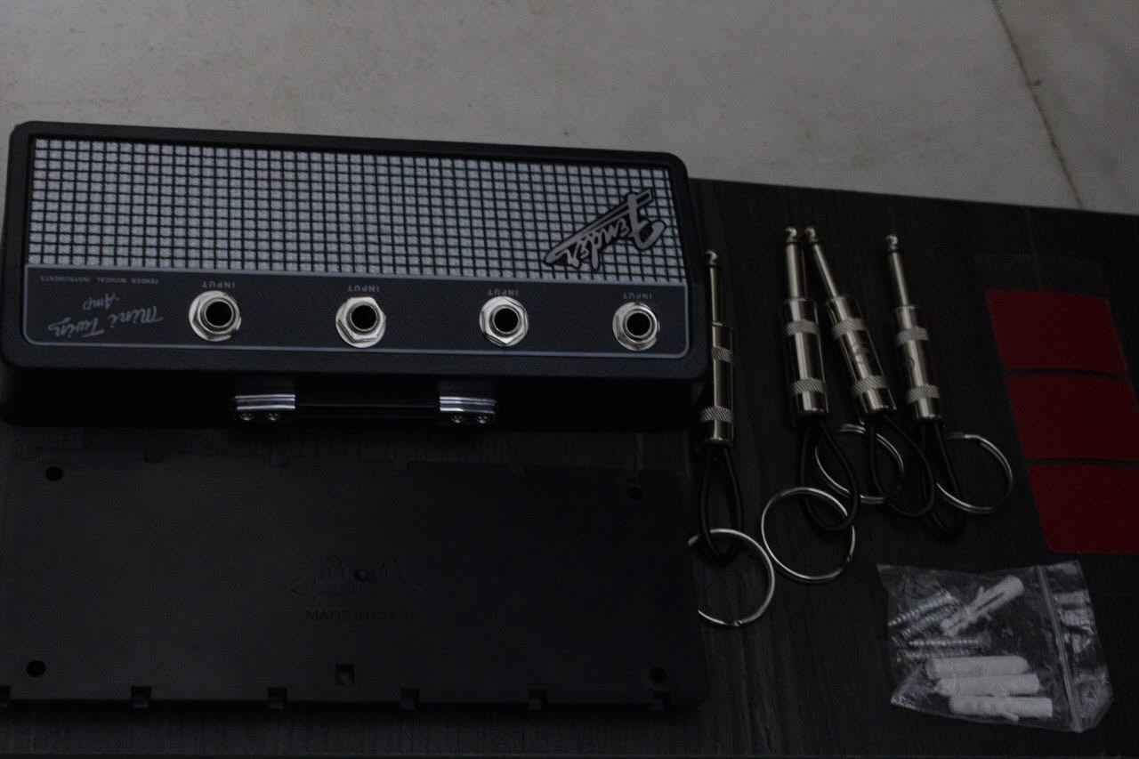 ⁨ حاملة مفاتيح جدارية مميزة على شكل مضخم صوت Fender (Jack Rack) 🎸
 الحالة: جديدة/بحالة ممتازة مع كامل ملحقاتها (نفس الصور).
 الملحقات: تجي مع 4 ميداليات مفاتيح على شكل جكّات عازف جيتار (Audio Plugs)، بالإضافة إلى براغي التثبيت واللاصق الجداري.
 الاستخدام: ديكور فخم وعملي جداً لمدخل البيت أو الغرفة، تعلق،  السعر: (25) الف 
 المكان: بغداد | متوفر توصيل للمحافظات.⁩


**إذا كنت صاحب هذا الإعلان وتريد حذفه لأي سبب، رجاءا أرسل رسالة إلى الدعم الفني**