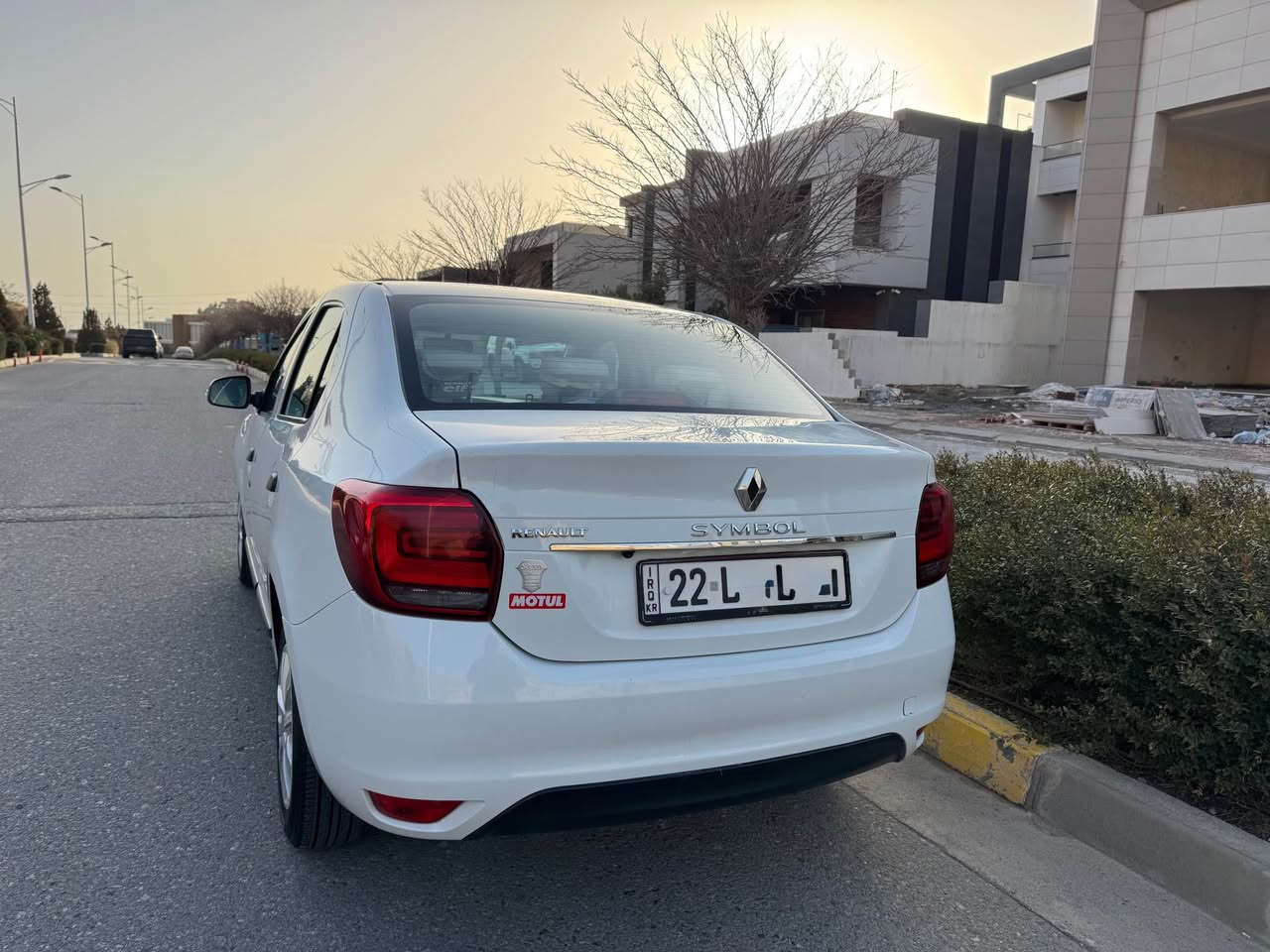 ڕینۆ سیمبول 
٢٠٢٠
بێ بۆ یاخ 
٢ پەڵە PDRهەیە 
سەیارەکە زۆر جوان و تازەیە 
٤ تایە تازەی لە ژێرایە 
هایدرۆلیک تازە گۆڕاوە 
کامل سیرفسی تازە بۆ کراوە لە مۆتۆڵ
تەپەی گێڕ و مەکینە و کارەبای هەموی بە شەرت
بێ تەرزەیە. سفری ئێرەیە 
تەحویل وەکالەت غەرامە بەشەرت 
شوێن سلێمانی 
*********** السليمانية, العراق
