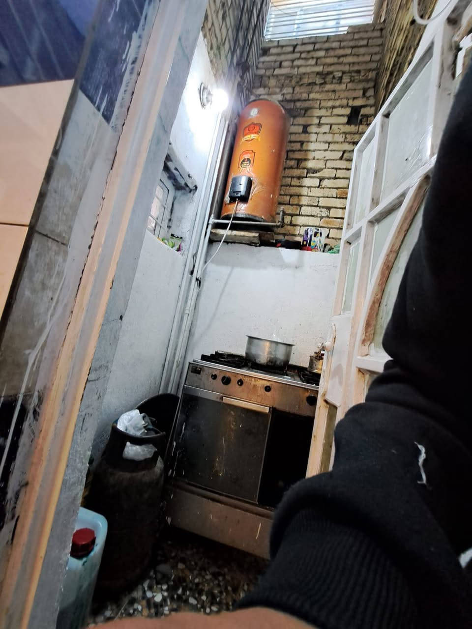 عندي بيت رهنيه 50متر قاطين
مدخلين استقبال و مطبخ حمام توليت داخلي وخارجي غرفه نوم كبيره 
البيت جديد وجاهز للسكن رهنيه 20 مليون واجار 100الف 
وقابل للتفاوض *********** بي واتساب 
العنوان الشعله شارع ابو طياره الشارع مقرنص
