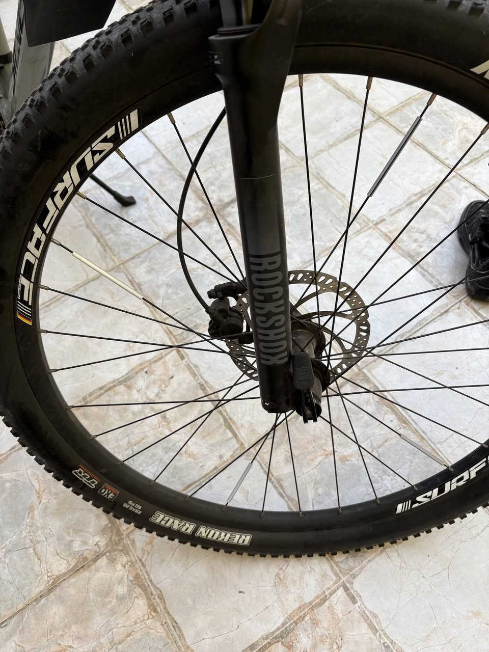 للبيع / للاستفسار عبر واتساب ***********
Brand 
Silverback
Product
Silverback SE Series 8 29'' Hardtail Mountain Bike Thunder Grey
Wheel Size
29"
Brake Type
Hydraulic Disc Brake
Front Travel
100mm
Fork
SR Suntour XCT30 Coil, 100mm Travel, Hydraulic Lockout with Preload Adjuster

Handlebars
Alloy Handlebar, Dia: 31,8mm, 680mm, 9° Backsweep, 12mm Rise, Sanblasted Black

