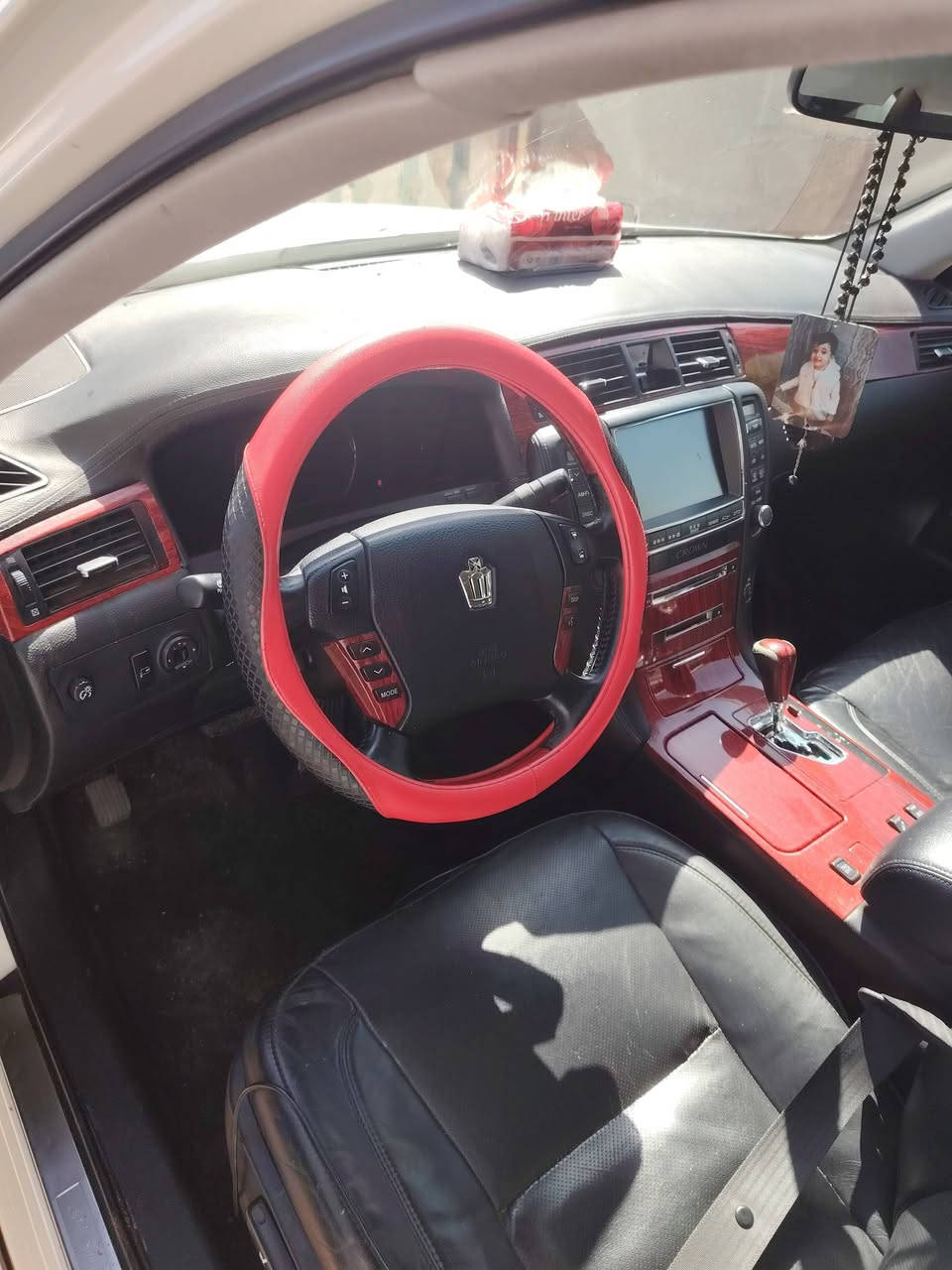 السلام عليكم شاهينه 2004 
رقم بغداد مدور ثاني يوم
قرار48
شاصي 82
فتح بل سقف
3 دكم
كشنات جلد
مرايات شفط
غرفة سوده ملكي 
سياره بيه قماره

ستفسار على رقم ***********
