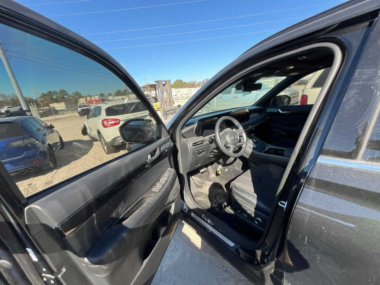 هيونداي بلسيد كالكرافي موديل 2024
ماشيه 28000mi

فول مواصفات للاخير 

حادثها موضح بالصور بدون حادث بالكشر 

سياره لا بيها صبغ لا ايرباك 

موجوده بالحره تدخل ع كتاب الشهداء 

السعر 280$

للاستفسار ‏‪0771 448 2549‬‏
