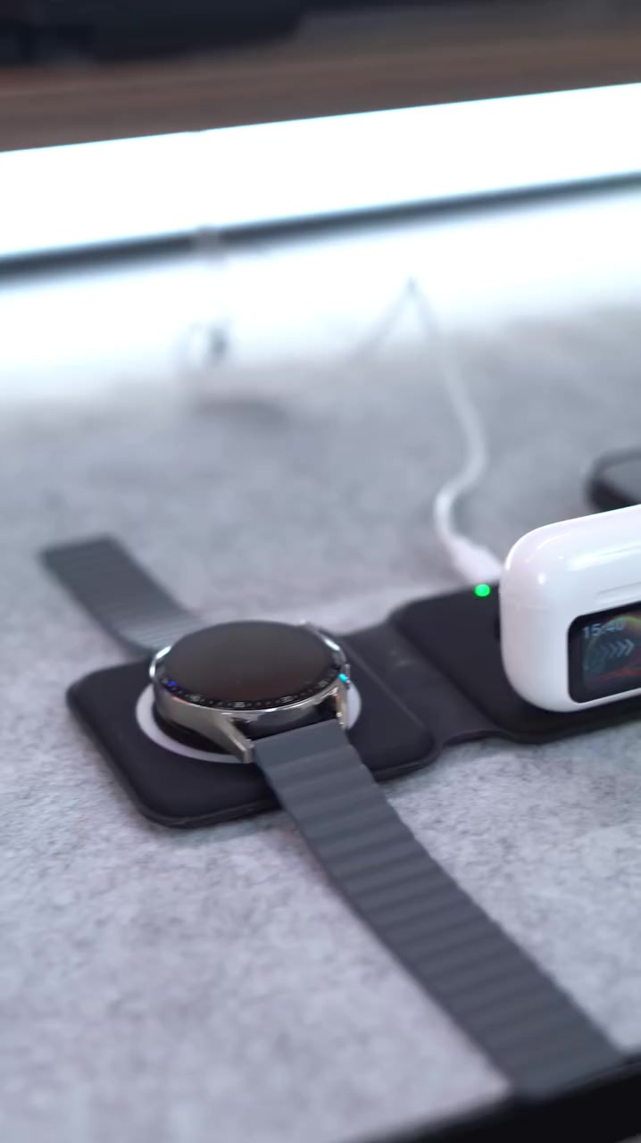 شاحن لاسلكي (وايرلس) قابل للطي 3 في 1
المميزات:

شاحن لاسلكي حصري بتصميم أنيق مع هيكل مصنوع من مادة السليكون والمواد الالكترونية

يحقق المغناطيس المتميز المدمج محاذاة فورية ودقيقة لنقطة الشحن اللاسلكية لهاتفك الذكي، مما يوفر لك تجربة شحن لاسلكية سريعة ومستقرة

InPut: 9V-2A, 12V-2A

OutPut: 15W10W7.5W5W

شحن سريع بقدرة 15 وات

ساعة: 2.5 واط

سماعة: 5 واط

طول سلك الكهرباء: 100 سم

أبعاد المنتج عند الطي: ارتفاع: 2 سم طول: 8سم عرض: 8 سم

ابعاد المنتج بشكل كامل: الطول 25 سم  العرض 8 سم

السعر 17,000💵
متوفر خدمة توصيل جميع المحافظات 
للتواصل واتساب ***********
