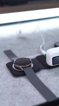 شاحن لاسلكي (وايرلس) قابل للطي 3 في 1 المميزات:  شاحن لاسلكي حصري بتصم...