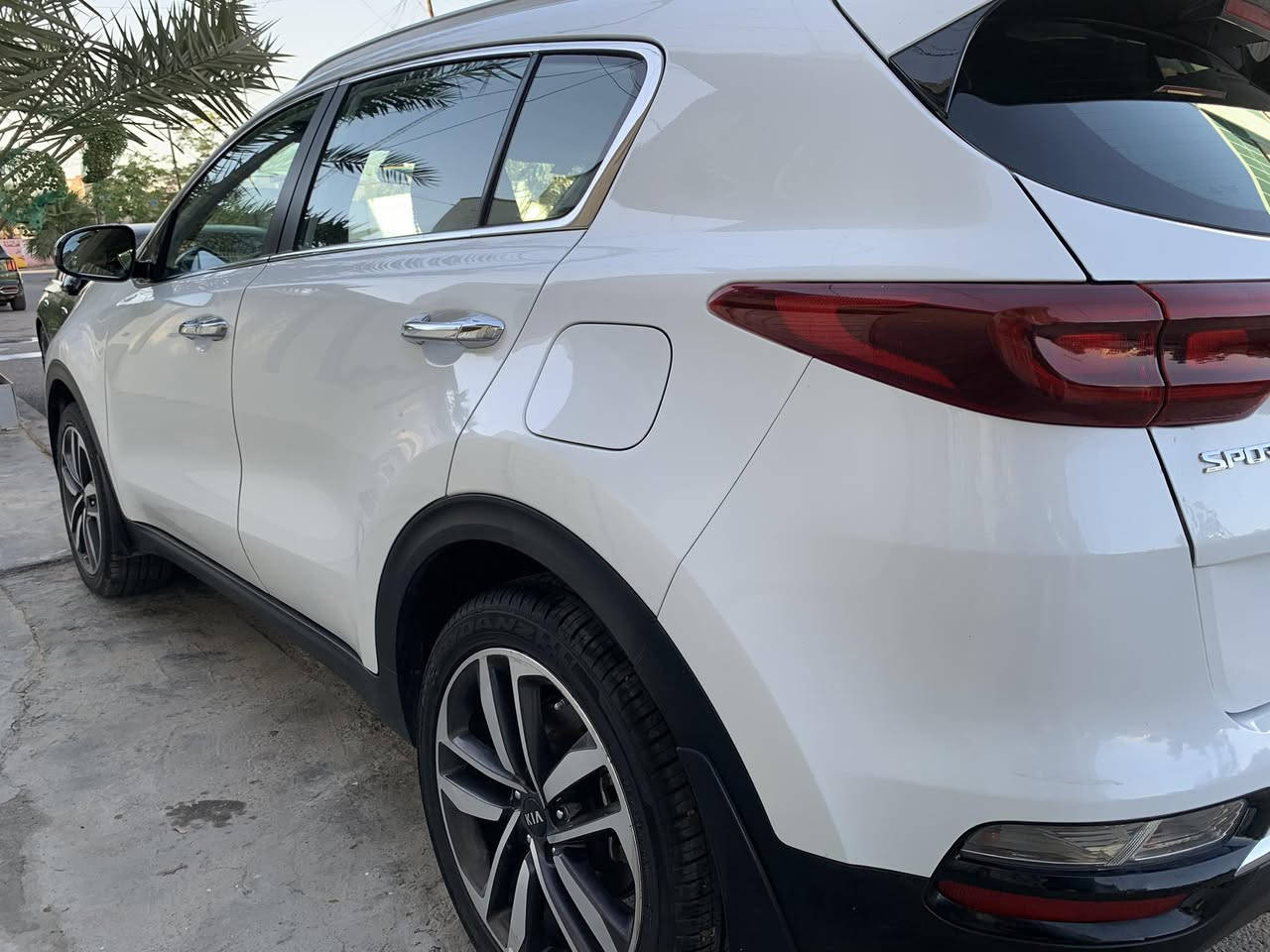 🔥 للبيع – كيا سبورتاج خليجي 🔥
📍 استلام شركة
🚗 الموديل: 2020
🎨 اللون: أبيض صدفي
رقم￼ بغداد
⚙️ المواصفات:
محرك 2000 سي سي (DOHC)
إشارات بالمرايا
حساسات أمامي وخلفي
مثبت سرعة
بلوتوث
ويل قياس 19
قطعتين تبريد
تحكم بوضعية القيادة
كشنات مخمل وجلد مغلفة نايلون ع وضعية الشركة
تخم تايرات جديد
تغليف أرضية السيارة والصندوق جلد
الكشنات مغلفة درشمة ماركة ولفت
📊 الحالة:
✨ عداد المشي : فقط 47,600 كم
✨ استخدام خفيف وحالة ممتازة
🛢️ العناية بالمحرك:
استخدام بنزين محسن فقط
استخدام زيت (XADO Black Edition) حصراً
💪 الحالة الميكانيكية:
المحرك بحالة ممتازة ومكفول
منظومة التبريد بحالة ممتازة ومكفولة
📝 ملاحظات :
(تعديل ع البارد  خفيف+ شخوط سطحية+تبديل قطعة الجاملغ بقطعة أصلية بلادي مطابق والقطعة المتضررة موضحة السونار +  الصور
ملاحظة /السيارة اني مستلمه زيرو من الشركة
صورة الجاملغ قبل التبديل مرفقة مع الصور
السعر ١٨$ وبي مجال ان شاء الله
التواصل ع الخاص


**إذا كنت صاحب هذا الإعلان وتريد حذفه لأي سبب، رجاءا أرسل رسالة إلى الدعم الفني**