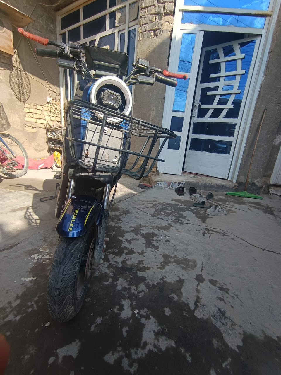 السلام عليكم 
دراجة شحن R9 نضيفة حلوة بطاريات نص عمر تمشيك تقريبا 17 كيلو مسافة زينة شغالة ما بيها اي مشكلة كهربائيات لايتات نشرات كلشي موضح بالصور وبالتفصيل لايت مالتها زنون قوي بالليل بيها ملاحظات بسيطة بالشكل الخارجي بس ك مشي وكهربائيات ممتازة غراضها كاملة وياها شاحنة ومرايات وزنجبيل مال البايدر وبايدرات كاملة مكملة بس بيها شخوط بسيطة كل هذا والسعر 330 الف وبيها مجال الطيبين مكاني بغداد كفاءات العبيدي 
***********
***********
للتواصل واتساب او خاص
