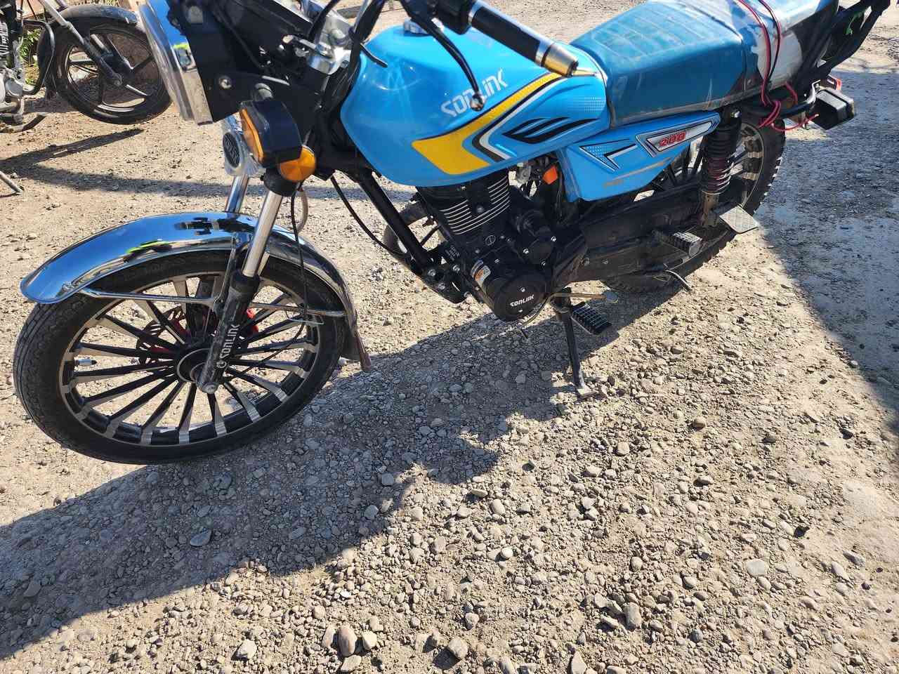 م عليكم دراجة سيفان 25دراجة خير من الله جانت محجوزة او اليوم طلعتها او حتة شوفوها بعدها باب ساحة الحجز اخذتلها صور دراجة خير من الله مكينة 200 نقصها بس شغلتين اشارة يسرة او جوزة سويج لن همة بل ساحة شالعين الجوزة او مشغليها المهم دراجة حلوة او مرتبة ما بيها بس هذن شغلتين تشغيلها بصمة السعر 800او بيها مجال حك الجية او اشرف بيكم لل استفسار رقم *********** غير متوفر فيس
