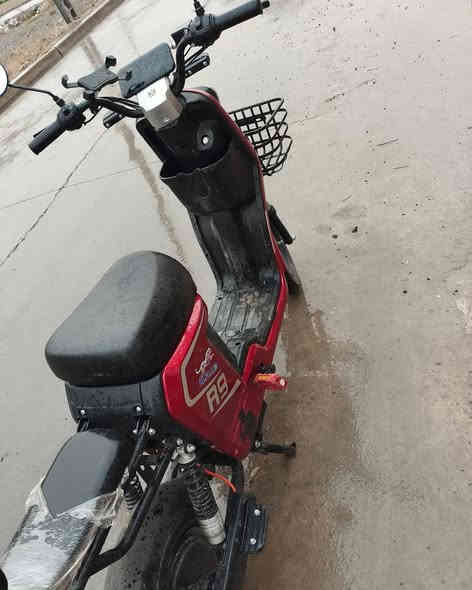 السلام عليكم دراجة R9ثلاث نمرات كلشي شغال وشرط الفحص السعر 400وبيها مجال بسيط للطيبين مكاني الموصل رقم الهاتف ***********
