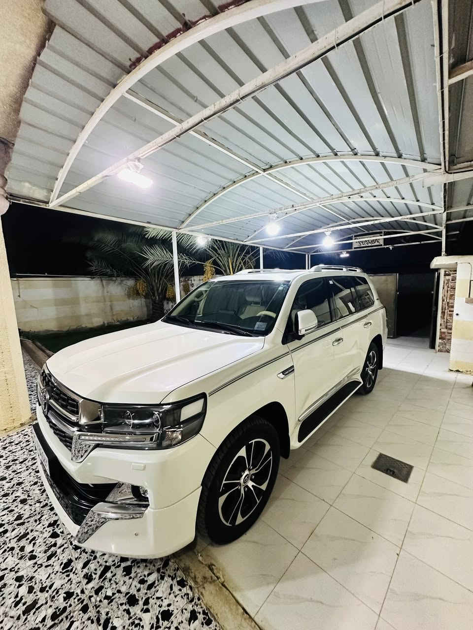 السلام عليكم للبيع الاندكروز 2021 ساز اصل
مكفول كفاله عامه سياره معروفه بل مواصفات 
ساز سياره جديده ماشية 100  الف حقيقي 
رقم بغداد (8)سلندر 
رقم الهاتف ***********
