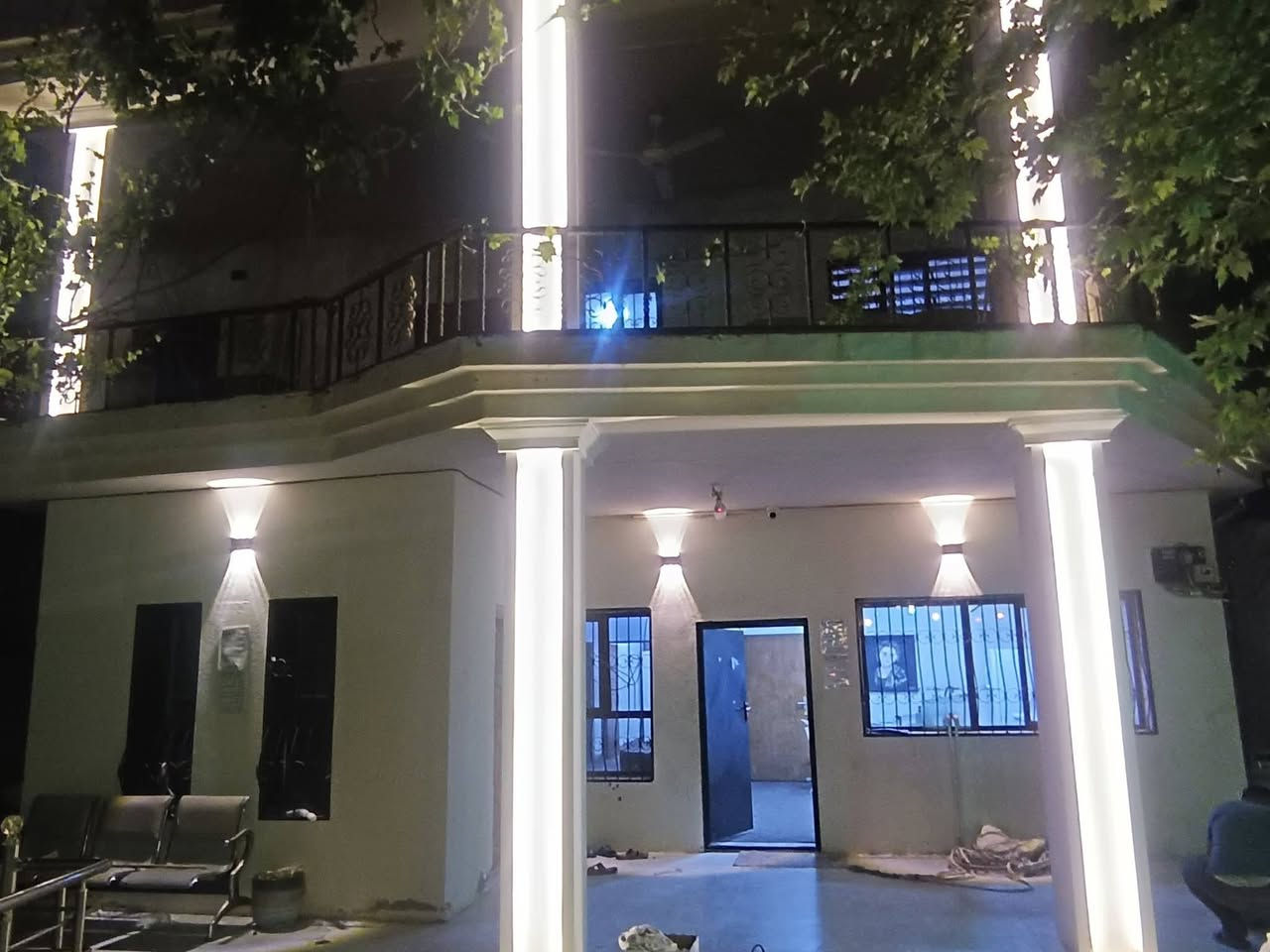 1_ ڤلە طابقین منفصلین  وية مسبح كبير 7.5 *3.5 عمق 2م في شقلاوة قريب سوك
2_ کل ‌طابق بیه غرفتین نوم و صاله یعنی كل بیت 5 غرف نوم 
3_ بیە 6 سبالت و 6 مبریدات.
4_ بیە 4 توالیت غربی و شرقی 
5 _ بیە کراج کبیر لل 3 سیارات  و حدیقە و طارمة و مرجوحة .
6_ انترنیت فری وقوی غسالتین
7_موقع بیت فوک سوک شقلاوة 5 دقاق بلمشی 
9 - البيت ياخذ اكثر من 5 عوائل
*********** واتساب
*********** واتساب .
