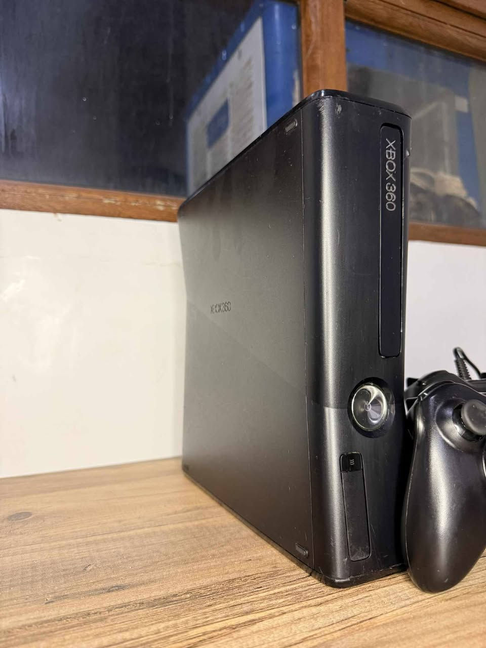 اكس بوكس 360 نضيف 100% يحتوي على جوستك اثنين  السعر 125 وبي مجال بسيط لطييين ***********مكاني كركوك ويوجد توصيل لجميع المحافظات العراق
