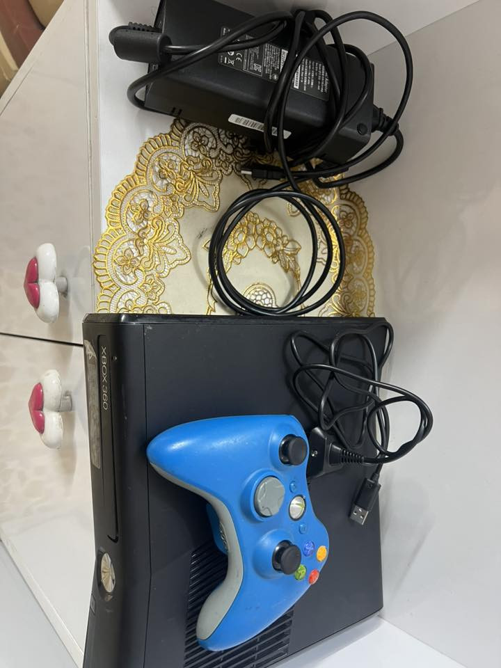 السلام عليكم اكس بوكس 360 مال باله نضافه ١٠٠٪؜لا مفتوح ولا مصلح  بعده على وضع الشركه كامل يده اصليه واير ليست شاحنه يده ومحوله وكيبل HD وكارتونته وياء الله يشهد اشتريته قبل سبوعين شغلته مرتين والله  بي العاب ١٥٠ لعبه كلهن قويات السعر ١٢٥ الف قفل مكاني بغداد الدوره ***********
