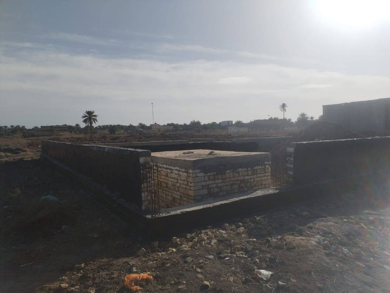 بتلو 200 متر للبيع 
الخريطة تحتوي على غرفتين نوم واستقبال وهول ومطبخ ومجمع صحيات ومناور 
السعر المطلوب 21 مليون وبي مجال
 العنوان محلة العتايج شارع حي نجم قرب بيت شيخ كاظم 
للإستفسار اتصل على الرقم ***********
