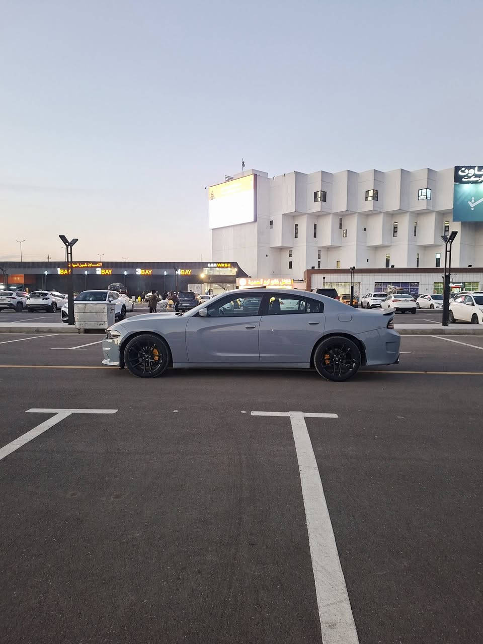 يالله يارزاق السلام عليكم سيارة نوع دوج جارجر موديل 2021 اللون سموك  وارد امريكي حادثه جاملغ وبنيد سيارة فول مواصفات 6سلندر تو ويل رقم بغداد مميز  ومكانه بغداد سعره 195ورقة رقم الهاتف ***********
