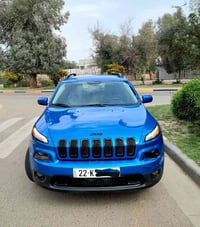 اخوان عندي جيب شيروكي 2018  رقم اربيل بأسمي وتحويل مباشر هزه وفحص جديد...