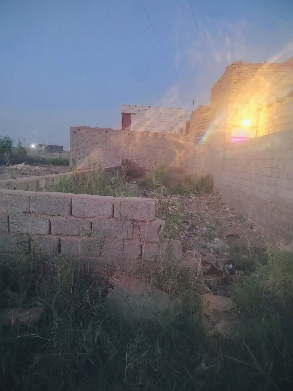 السلام عليكم عندي قطعه ارض للبيع 100م حاوي عباس وره الامام العباس كاع عبدالله 
***********
