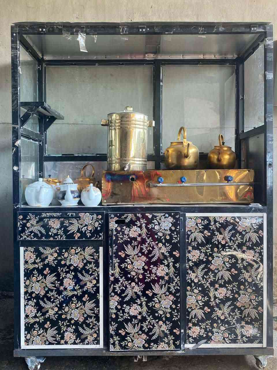 ميز چنبر كشك مال چاي نظيف وكامل مع ملحقاته للبيع *********** شراي اتصل عالرقم
