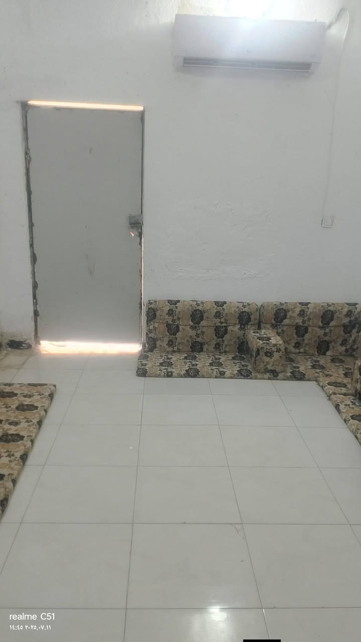 سلام عليكم  بيت زراعي طابقين  المساحه 100متر شرك يحتوي على غرفه نوم وصاله ومطبخ وصحيات واستقبال والطابق الثاني يحتوي على غرفه نوم وصاله وصحيات والسعر 35 مليون وبي مجال للشراي العنوان ناصريه مدينه الصدر خلف الروف نزله ال منهل قرب مولد عايد للأستفسار على الرقم ***********
