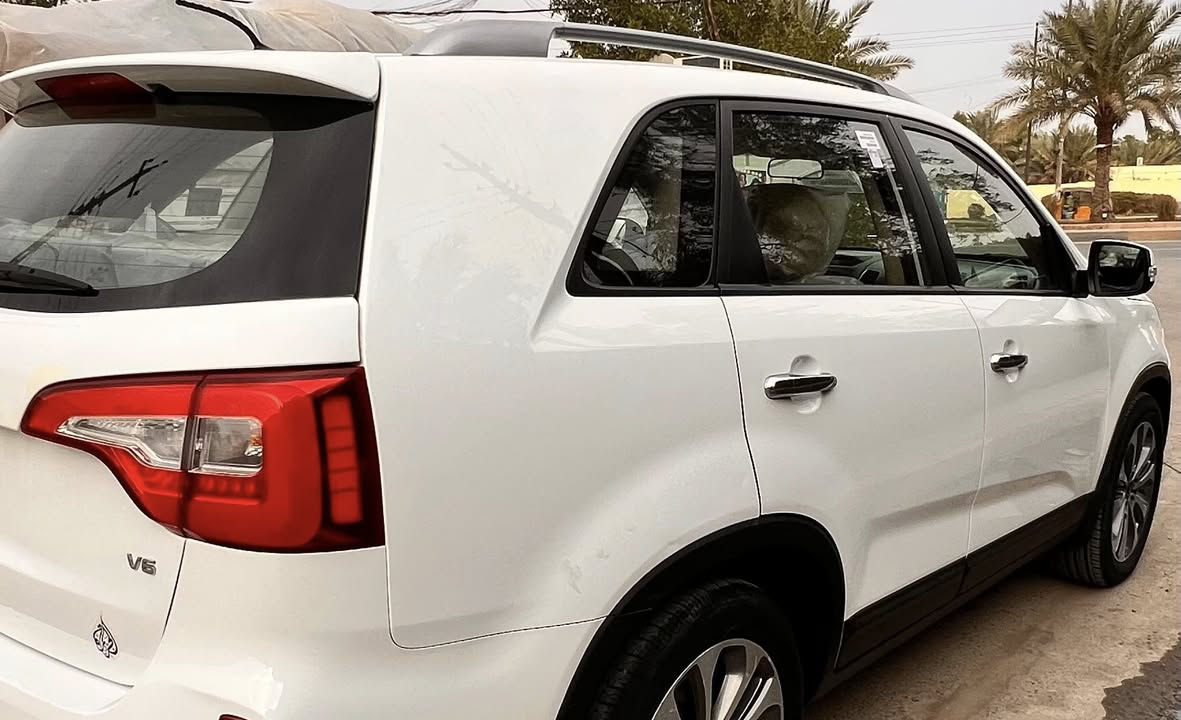 السلام عليكم 
سورنتو 2015 خليجي مكفولة كفاله عامه لا صبغ لا ضربه لا تبديل ولا بارد عده بارد بسيط بلجنطة رقم بغداد الجديد بأسمي ماشيه 130 
مواصفاتها 
بصمة 
كشنات كهرباء 
حساسات امامي خلفي 
نظام ايكو 
محرك 6 سلندر 
7 راكب 
3 قطع تبريد  
وبعد بيها هواي مواصفات 
السياره جاهزة برغي ما بيها نقص من تخم تاير وباتري جديد ودوشمه وحداديه  
السعر 188 ورقة وبيها مجال 
الرقم *********** 
مكانها بغداد
