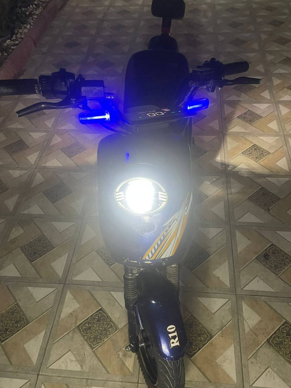 السلام عليكم دراجه شحن R10 للبيع فول مواصفات شغاله كلشي مابيهه بطاريات نضيفه بيهه نضام البك منفذ يو اس بي دبل اشاره السعر 280 مكاني بغداد العامريه للاستفسار ***********
