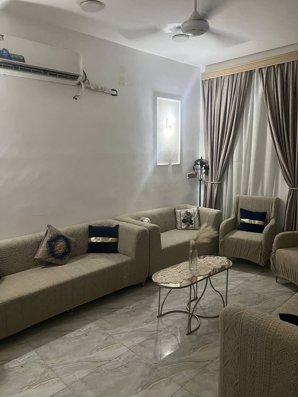 مساحة بيت ١٠٠ متر 
الواجها ٥ متر 
النزال ٢٠ متر 
بيت طابق ونص كامل  ظعه حمام مشترك 
+بيتونه 
الارضيه رفت كامله الاستفسار ***********
