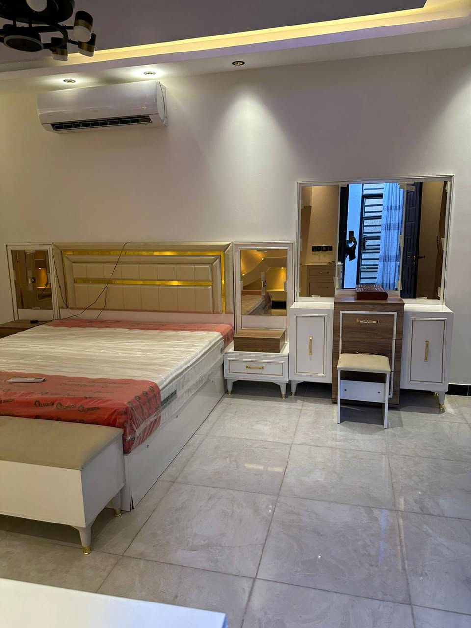 🏠 بيت للبيع في الدورة - من المالك مباشرة (بدون وسيط)
الموقع: الدورة، خلف كلية الهادي (موقع ممتاز وقريب من الخدمات).
📐 المساحة والأبعاد:
• المساحة الكلية: 105 متر مربع.
• الواجهة: 7.5 متر.
• النزال: 14 متر.
🏢 تفاصيل البيت (3 طوابق):
• الطابق الأول:
• صالة واسعة + استقبال.
• غرفة نوم.
• مطبخ.
• حمام + منور.
• الطابق الثاني:
• 3 غرف نوم.
• حمام.
• الطابق الثالث:
• غرفة نوم.
• حمام.
✨  متوفر تصوير فيديو كامل ومفصل لكل طابق يوضح البناء والتصميم (للي يحب يشوف البيت قبل الزيارة).
• البيع مباشر: من صاحب البيت مباشرة بدون أي عمولات أو وساطة عقارية.
 للتفاصيل راسل خاص او اتصل ع الرقم(***********)
