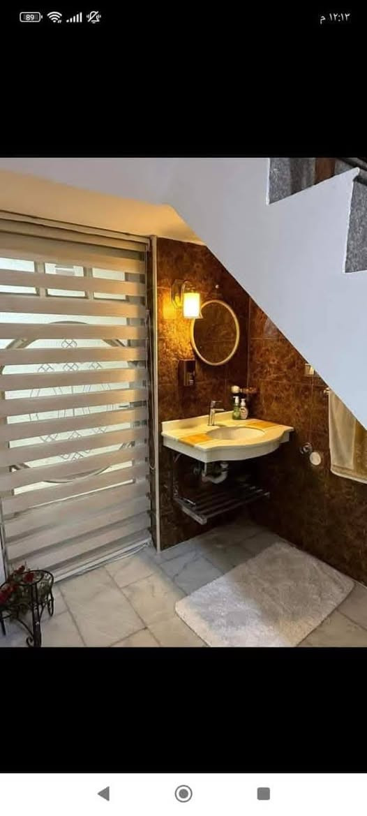 دار للبيع طابو زراعي سند 25 الموقع زوير قرب الشرطه النهريه المساحه 200متر طابقين الطابق الاول يحتوي على صاله هول مطبخ غرفه نوم وصحيات داخليه وخارجيه الطابق الثاني 4 غرف نوم للاستفسار ***********  و
