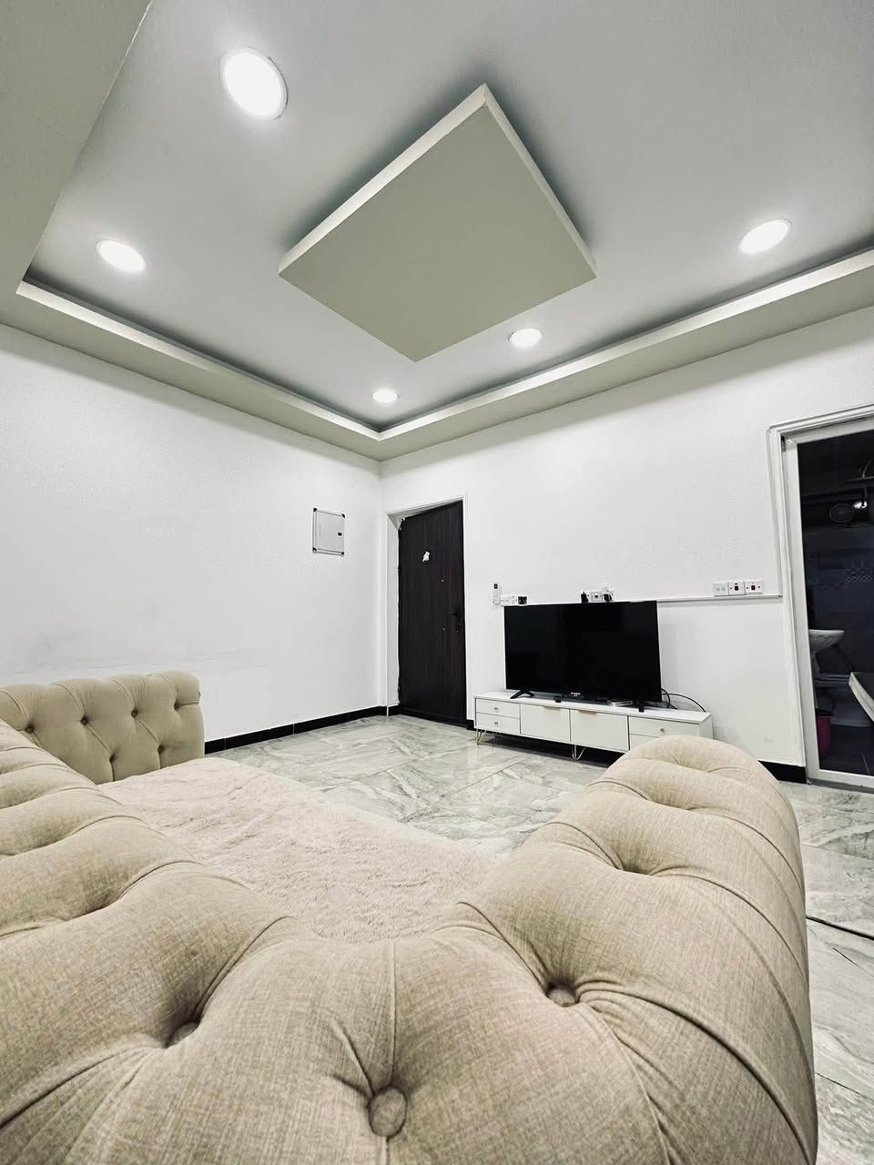 السلام عليكم
🔴 شقة مؤثثة للايجار طابق اول 
غرفة نوم واحدة وبالكون وصالة معزولة ومطبخ معزول وخدمات 
🔴وهنالك شقة مؤثثة 100 متر غرفتين نوم في نفس الموقع 

زيونة ٧١٢ عنوان مميز شارع عريض قريب على دريم ستي والربيعي
*********** بغداد, العراق
