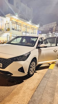 هيونداي اكسنت 2022 فئة SE وارد خليجي  السيارة نظيفة كلش و ماشية قليل و...