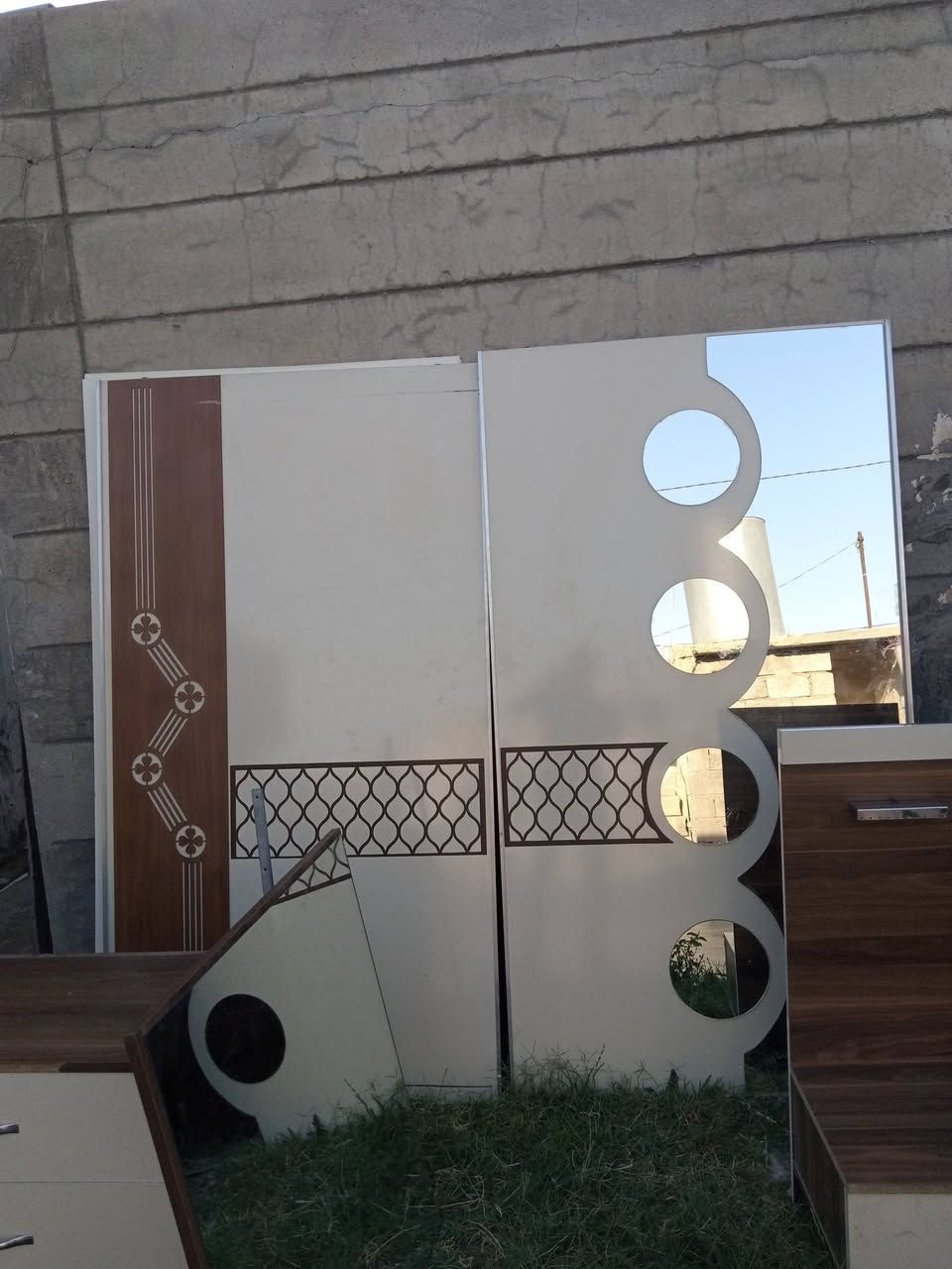 سلام عليكم غرفه نوم 6قطع نضيفه حيل ستخدم 7شهر فصخته بيدي شخط ما بيه حيل حيل نضيفه *********** رقمي 250 بي مجال
