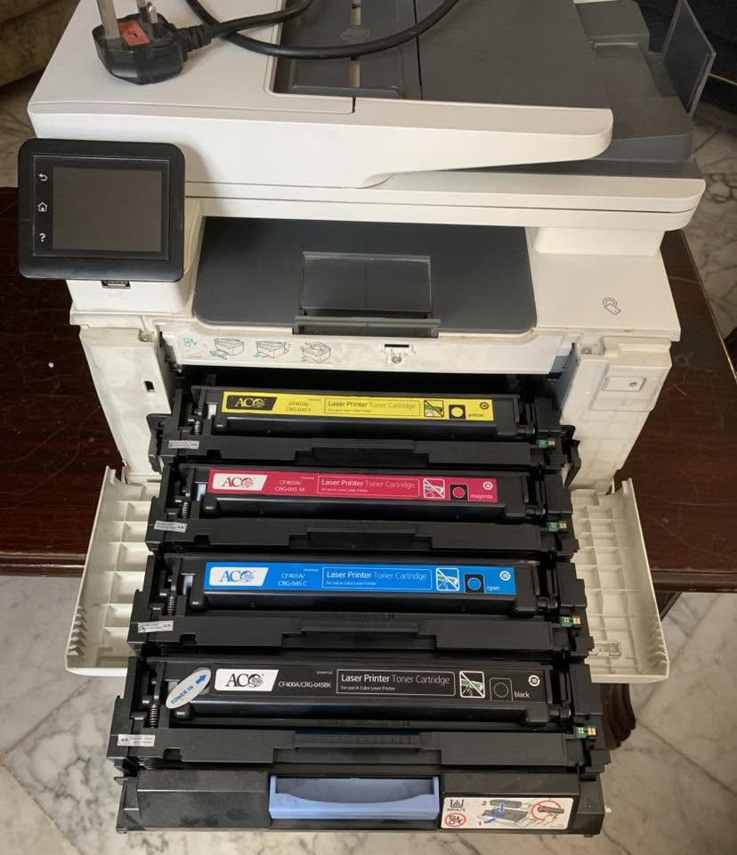 📢 للبيع HP Color LaserJet Pro MFP M277dw الأصلية

🔹 4 وظائف بجهاز واحد: طباعة، نسخ، سكنر، فاكس.
🔹 طباعة ليزر ملونة بجودة عالية.
🔹 طباعة أوتوماتيكية على الوجهين (Duplex).
🔹 اتصال Wi-Fi + USB + Ethernet.
🔹 تدعم الطباعة من الموبايل (HP Smart، AirPrint، Mopria).
🔹 شاشة لمس ملونة سهلة الاستخدام.
🔹 وحدة تغذية تلقائية للمستندات (ADF).
🔹 منفذ USB للطباعة المباشرة.
🔹 سرعة طباعة تصل إلى 18 صفحة بالدقيقة (أسود وملون).
🔹 تدعم أحجام الورق: A4، A5، A6، Letter وغيرها.
🔹 مناسبة للمكاتب، الشركات، الطلبة، وأصحاب الأعمال.

💎 طابعة أصلية، نظيفة، لم تدخل أي صيانة أو تصليح، وجميع أجزائها أصلية، وجاهزة للعمل.

💰 السعر: 135,000 دينار عراقي (قابل للتفاوض البسيط للجادين).

📞 للاستفسار والمراسلة***********
