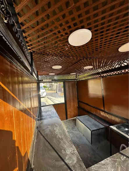 ئەم کۆشکە بۆ فرۆشتن
کۆشکەکە زۆر پاک و جوانە
بۆ هەموو ئیشێکی خواردەمەنی گونجاوە
مەخسەلی تیایە
تایەی لە ژێرایە
سیعرەکەی (3,000,000) و مەعامەلەیە
*********** السليمانية
