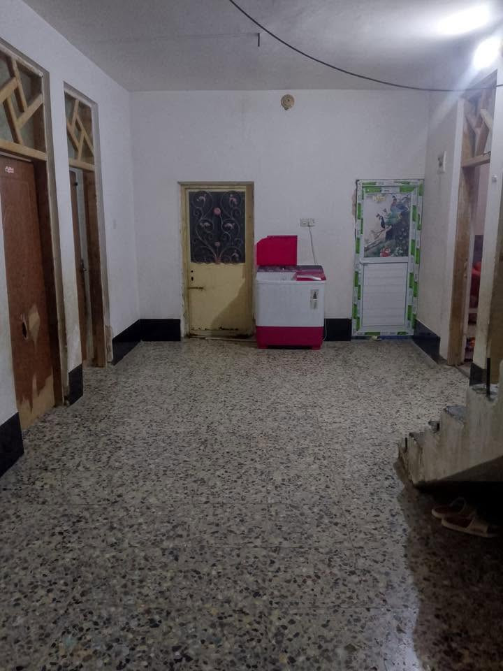 بيت للبيع حي طارق قرب السيطرة الثانية 
المساحة 200 م 
غرف نوم 2 + استقبال +صالة + مطبخ + صحيات + حوش كبير 
للاستفسار الاتصال ع الرقم ***********
