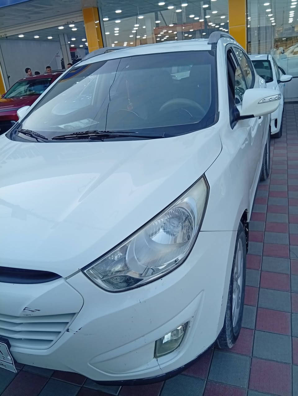 توسان خليجي موديل 12 لون ابيض غير محدد
السعر 140 $ 
مكفولة من الصبغ بيها طخة بسيطة بالجطنة 
الك
مكانها الفلوجة 
موبايل ***********
 📱  ***********
