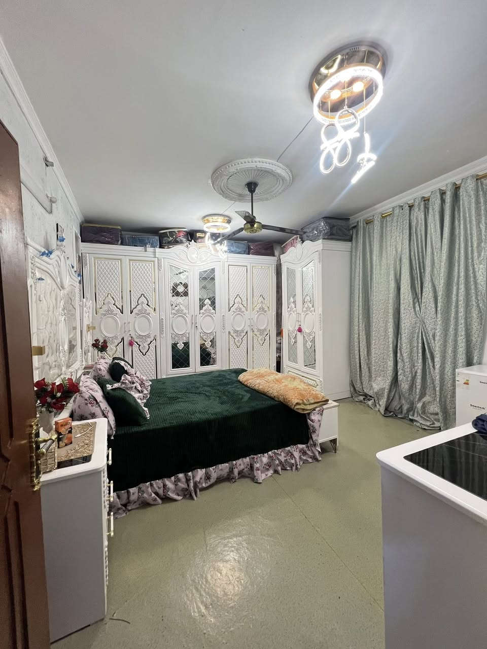 دار للبيع :مساحة 200 
تفصيل خريطه البيت 
1الاستقبال 7+4
2-المطبخ 3+4
3-غرفه عدد 2واحده 5+4 والثانيه 4/4
الاصاله 5+3 دور
العنوان /قرب الصقاطه
الاستفسار ع الرقم ***********
