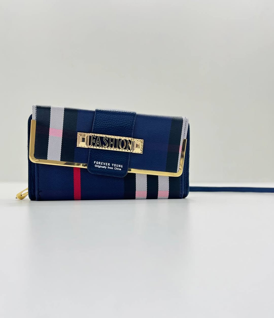 ✨ محفظة نسائية فخمة بنقشة راقية ✨
إذا تحبين الأناقة والترتيب بنفس الوقت، هاي المحفظة راح تصير قطعة أساسية بشنطتج 👛💫
تصميم كلاسيك بخطوط مميزة ويا تفصيل ذهبي أنيق يخليها تبين فخمة ومرتبة 👌🏻

💼 بيها تقسيمات مرتبة للكروت
💵 مكان مخصص للفلوس
📱 حجمها مناسب وتنحط بكل شنطة
🎨 متوفرة بعدة ألوان حتى تختارين اللي يليق عليج

خفيفة، عملية، وستايلها يخبل 🔥
إذا تحبين الشي المرتب والناعم لا تفوتيج 💕

#محفظة_نسائية #اكسسوارات #شنط_نسائية #موضة #ستايل #اناقة #تسوق #منتجات_نسائية #ذوق #عروض #العراق

سعر القطعه 8 

ملاحظه🧸 مايطلع وحده


**إذا كنت صاحب هذا الإعلان وتريد حذفه لأي سبب، رجاءا أرسل رسالة إلى الدعم الفني**