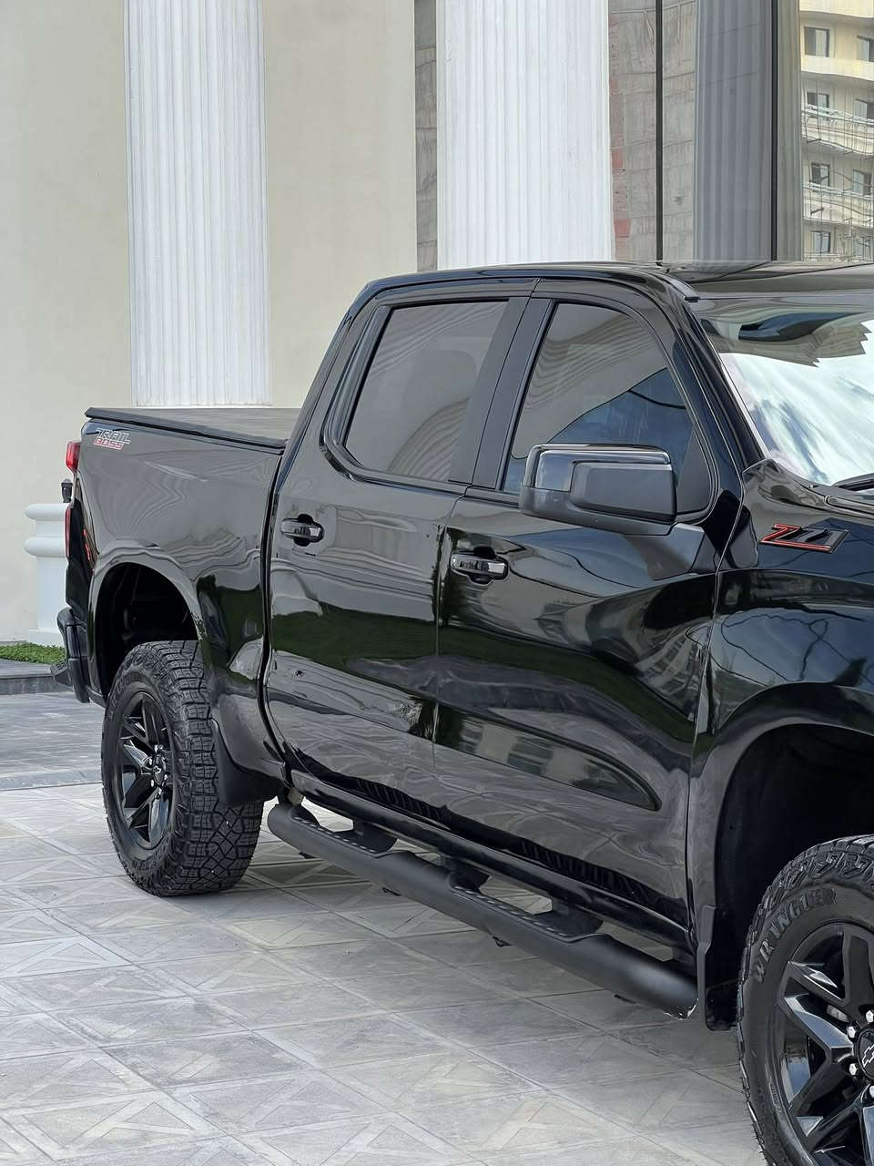 Chevrolet Silverado  trail boos 1500 Z71
* مكينە V8

* قوة ٤٢٠ حصان

* عزم قوي كلش

* جير ١٠ سرعات أوتوماتيك

* دبل 4x4

* نظام Z71 للأوف رود

* سسبنشن أوف رود

* شاصي قوي

* حماية تحت المكينة

* مساعد طلعات

* سحب تريلات قوي

* هوك سحب

* كامرة خلفية

* حساسات جدام وورى

* رادار

* تحذير مغادرة المسار

* فرملة طوارئ

* مثبت سرعة

* مثبت سرعة ذكي

* تشغيل بصمة

* ريموت ستارت

* دخول بدون مفتاح

* شاشة كبيرة

* أبل كار بلاي

* أندرويد أوتو

* بلوتوث

* شحن وايرلس

* USB و Type-C

* صوت Bose

* مقاعد جلد

* تبريد وتسخين مقاعد

* تدفئة سكان

* كراسي كهرباء

* ميموري للكراسی

* مرايات كهرباء وتسخين

* جامات كهرباء

* تايرات أوف رود

* شاشة عدادات ديجتل

* تبريد خلفي

* فتحات تكييف خلفية

* Airbags هواي

* ABS

* Traction Control

* Stabilitrak للتوازن

* مراقبة ضغط التايرات 

* كهرباء بالحوض الخلفي

* تانكي كبير

* صوت الـ V8 فخم

* قوي بالحمل والسحب

* مريح بالطريق الطويل

***********📞

***********
